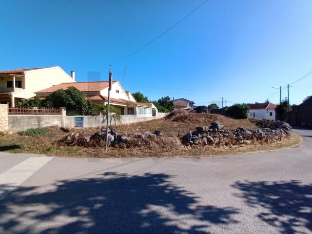 Moradia em ruina com terreno em Maxieira