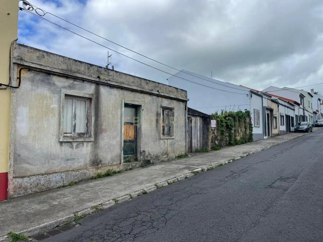 Moradia em Ruína, com quintal São José, Ponta Delgada