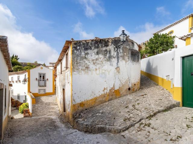 Moradia em ruína, dentro das muralhas em Óbidos