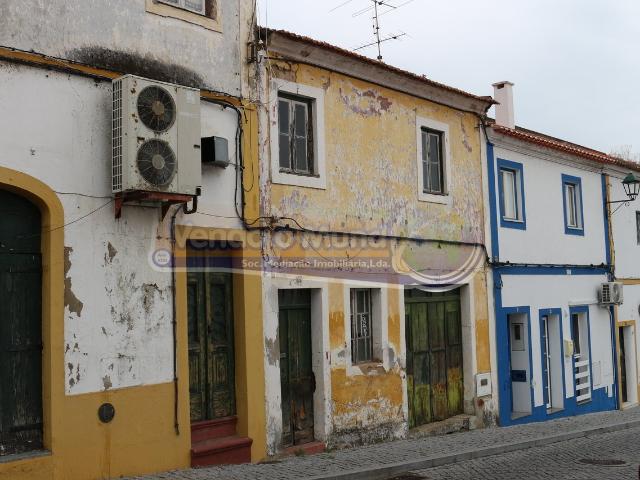 Moradia em ruina em Mora MOR086