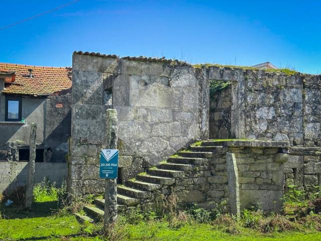 MORADIA EM RUÍNA INSERIDA EM TERRENO DE 1340M2 MOREIRA MONÇÃO