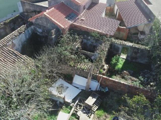 Ruína inserida em terreno urbano com 113m2 na Serreira Sapataria