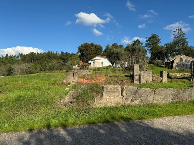 Moradia em ruina sita em Assanha da Paz