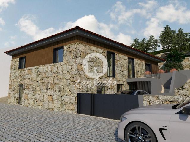 Moradia em Ruínas com Projeto Aprovado | Vistas Deslumbrantes | Perto da Cidade