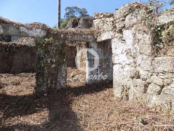 Moradia em ruínas com terreno de 778 m2 Jesufrei