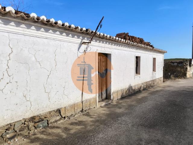 MORADIA EM RUÍNAS COM TERRENO DE 3800 M² COM ÁREA URBANA DE 1000 M² EM TESOURO ALCOUTIM ALGARVE