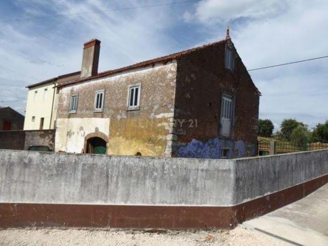 Moradia em ruínas para reconstrução