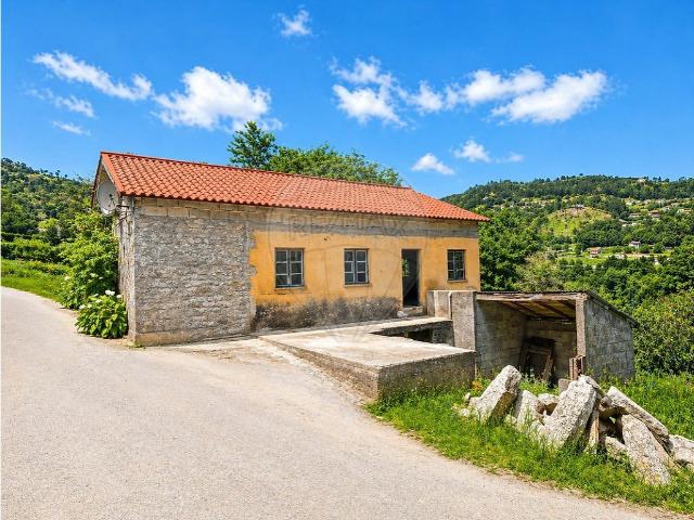 Moradia em reconstrução com grande terreno Água Redonda, C. 0m² Refojos de Basto, Outeiro e Painzela