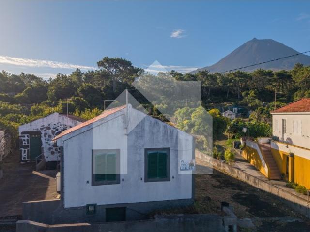 MORADIA EM REMODELAÇÃO COM GARAGEM E AMPLO TERRENO SANTA LUZIA, SÃO ROQUE DO PICO