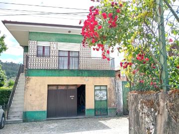 Moradia em renovação com potencial único para viver com qualidade e tranquilidade em Burgães, Santo Tirso