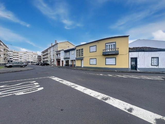Moradia em São Pedro a poucos minutos da Universidade dos Açores – Ideal para Investimento