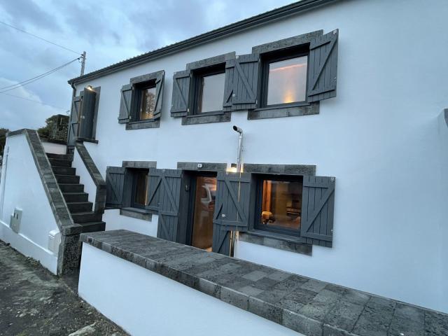 Moradia em S.Roque do Pico com 2 apartamentos de luxo