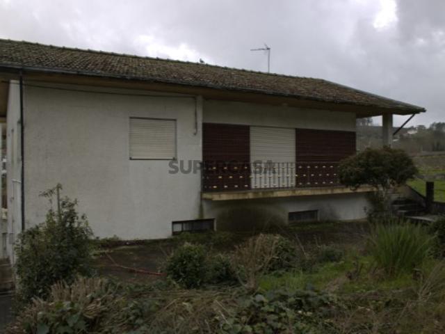 Moradia T3 em Sobretâmega, Marco de Canaveses, com terreno e garagem