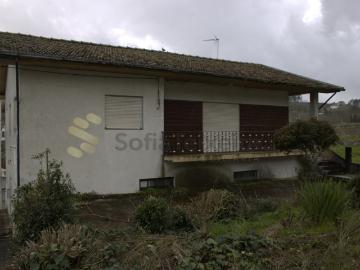 Moradia T3 em Sobretâmega, Marco de Canaveses, com terreno e garagem