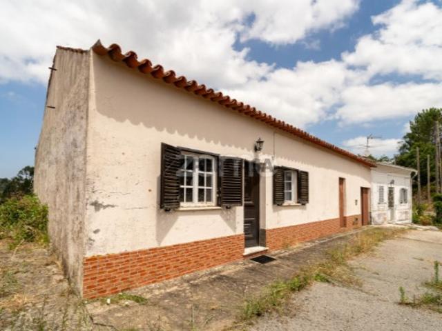 Moradia em Urmar T2 com garagem, adega e terreno com poço