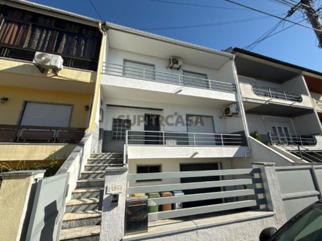 Moradia em Vale De Milhaços T4 Oportunidade de rentabilizar a cave