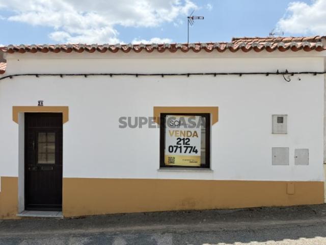 Moradia em Vila Verde de Ficalho com três quartos, um deles suite