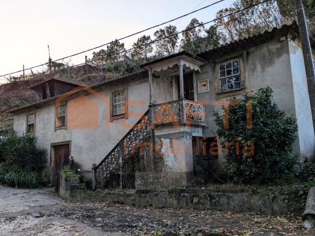 Moradia em Xisto, em frente ao rio Sousa
