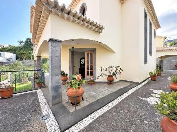 Moradia Espaçosa com 3 Suites, Anexo e Garagem para 8 Viatur. 436m² São Pedro Funchal