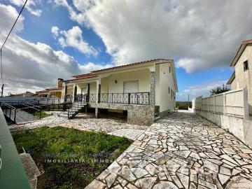 Moradia espaçosa com anexo e logradouro situada perto da cid. 244m² Tomar São João Baptista