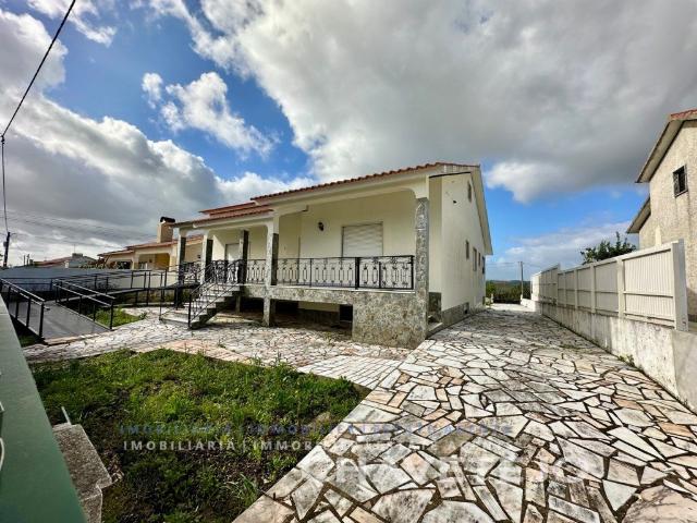 Moradia espaçosa com anexo e logradouro situada perto da cid. 244m² Tomar São João Baptista