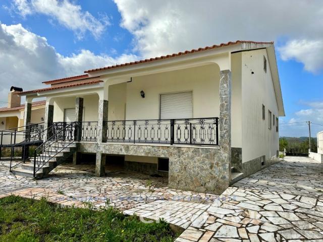 Moradia espaçosa com anexo e logradouro situada perto da cidade de Tomar
