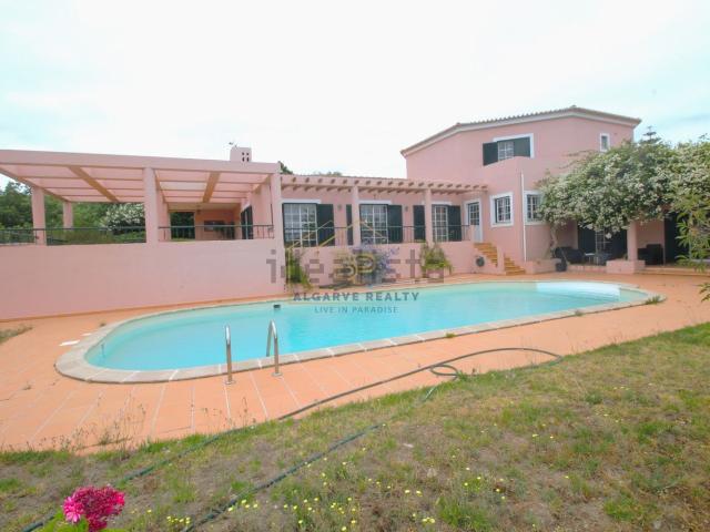 Moradia, Estômbar e Parchal