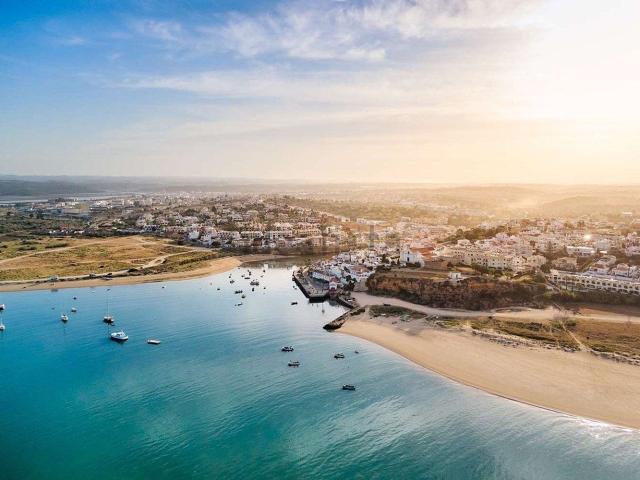 Moradia, Estômbar e Parchal