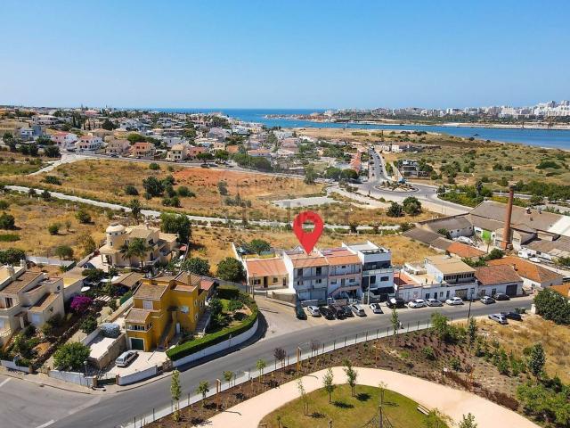Moradia, Estômbar e Parchal