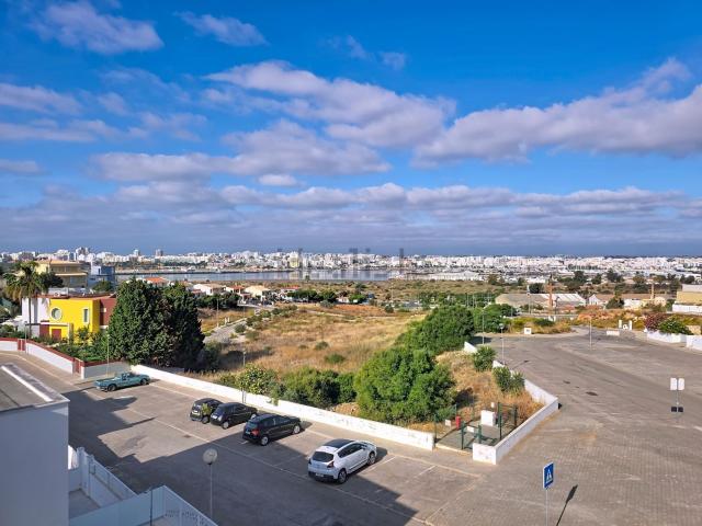 Moradia, Estômbar e Parchal