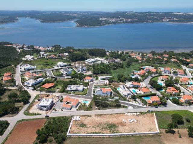 Moradia estilo contemporâneo na encosta da Lagoa de Obidos
