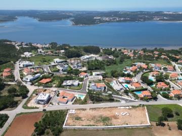 Moradia estilo contemporâneo na encosta da Lagoa de Obidos