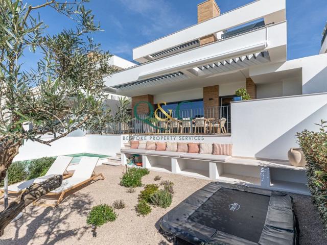 Moradia familiar moderna, elegante e contemporânea com 4 qua. 313m² Quarteira