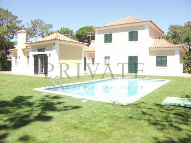 Moradia familiar na Quinta da Marinha com jardim e piscina