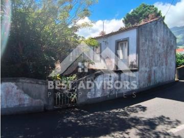Moradia Familiar em Ruína com Amplos Jardins Verdes