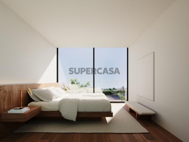 Moradia Familiar T4 com 2 Suites, Varanda, Pátio, Garagem e Jardins em Paramos, Espinho
