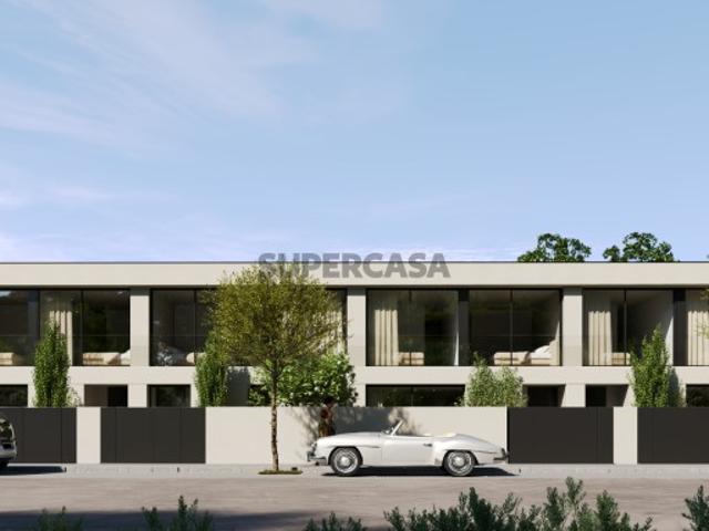 Moradia Familiar T4 com 2 Suites, Varanda, Pátio, Garagem e Jardins em Paramos, Espinho