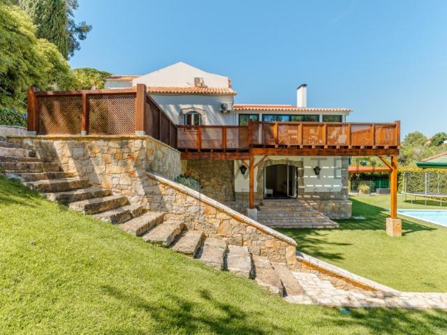 MORADIA FAMILIAR T6 DE 3 PISOS, COM JARDIM E PISCINA EM ZONA NOBRE DO ESTORIL, CASCAIS