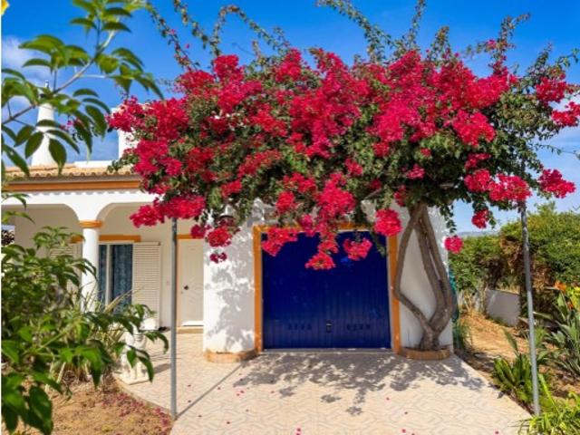 Moradia familiar T3 com jardim arborizado em Quelfes