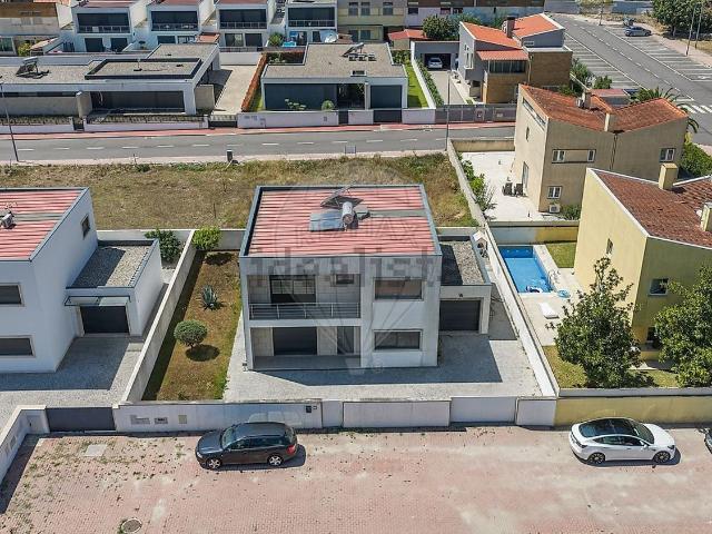 Moradia, Fonte Arcada e Oliveira