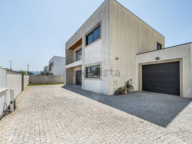Moradia, Fonte Arcada e Oliveira