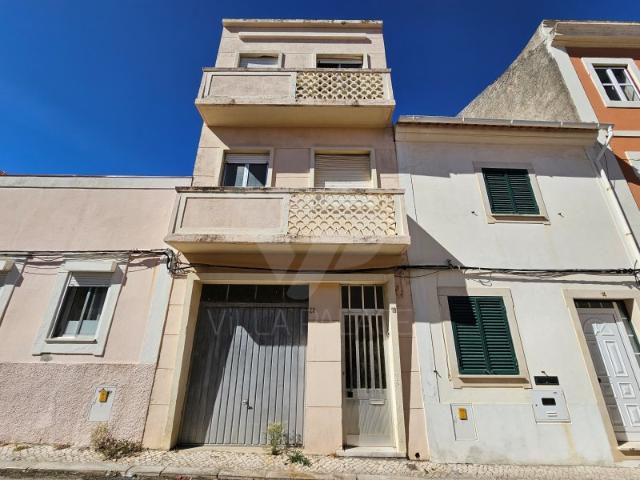 Moradia. Garagem. Logradouro + Anexo T1. Central