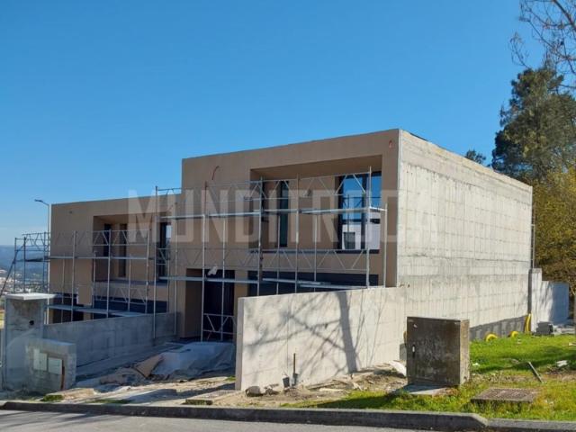 Moradia banda em Lanhoso pronta a habitar