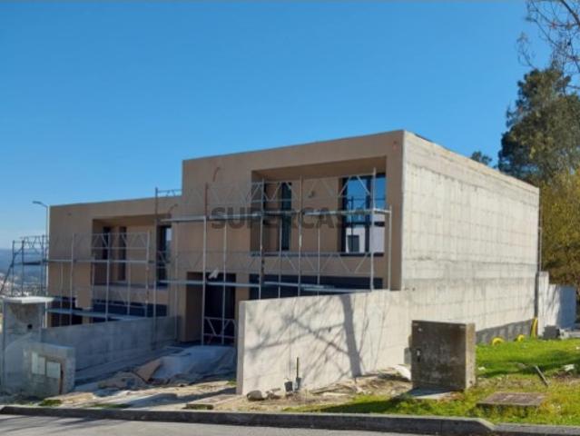 Moradia gaveto em Lanhoso pronta a habitar