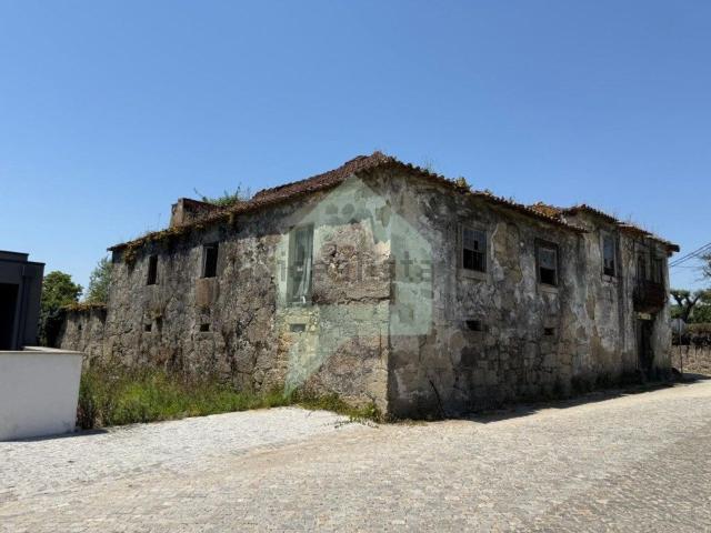 Moradia, Vila Cova e Feitos