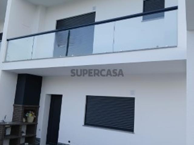 Moradia Geminada no centro de Fernão Ferro, com grandes áreas