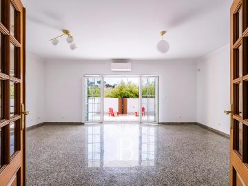 Moradia familiar com quintal, no Cobre