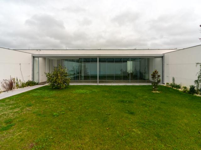 Moradia geminada nova a estrear de arquitectura contemporânea com garagem, jardim e piscina
