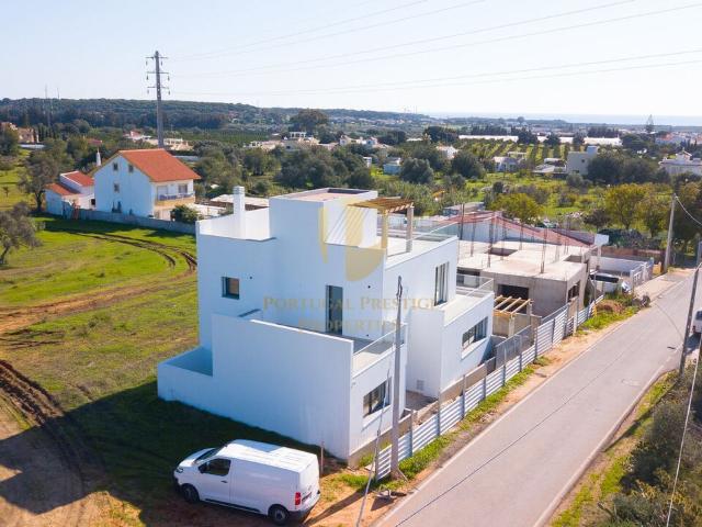 Moradia geminada nova de 3 quartos em Bernarda, Altura, com terraço