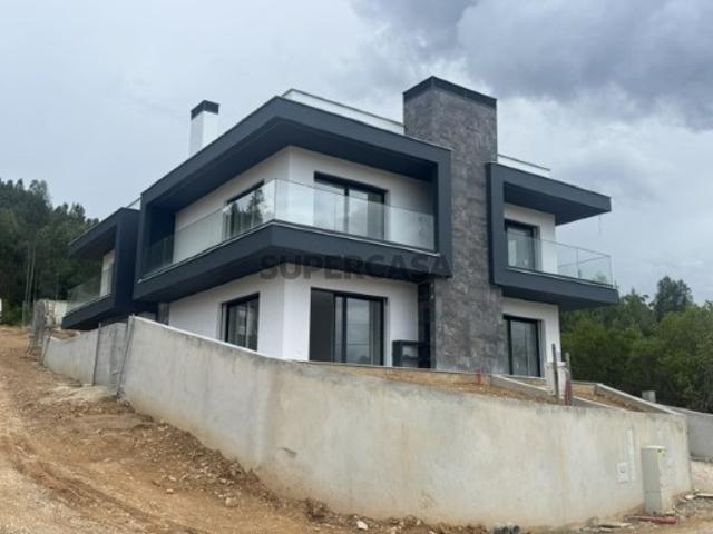 Moradia geminada nova em Águas Belas com vista para rio e campo, 3 quartos, suite e excelentes acessos